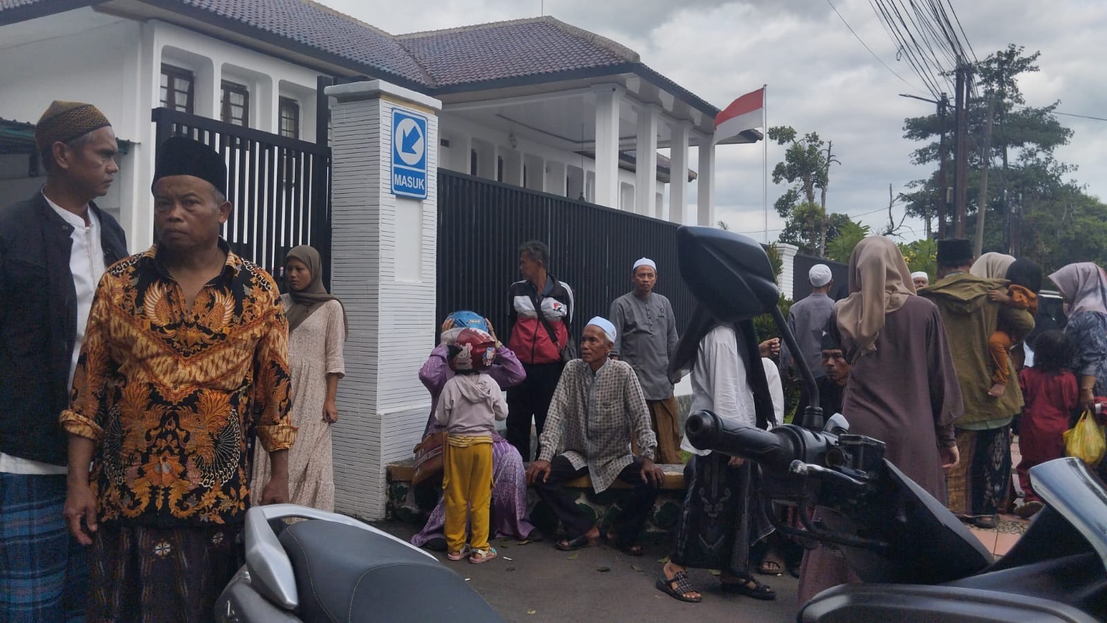 Penahanan Ustaz CMZ, guru ngaji di Cianjur, membuat warga kehilangan sosok andalan mereka. Kasusnya dipicu tuduhan kekerasan yang memicu keresahan.