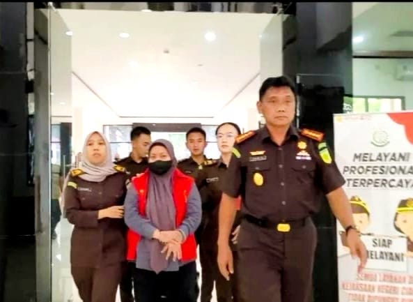 Pegawai Kementerian Pertanian, DNF, resmi ditahan atas kasus korupsi agrowisata Cianjur. Kerugian negara mencapai Rp 8 miliar.