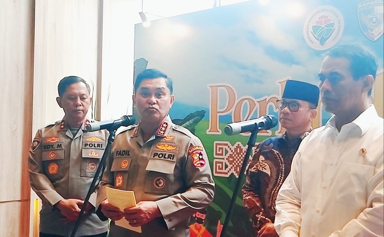 Polri bersama Kementerian Pertanian dan Desa kembangkan ketahanan pangan berbasis jagung. Program ini libatkan lahan perkebunan hingga dana desa 2025.