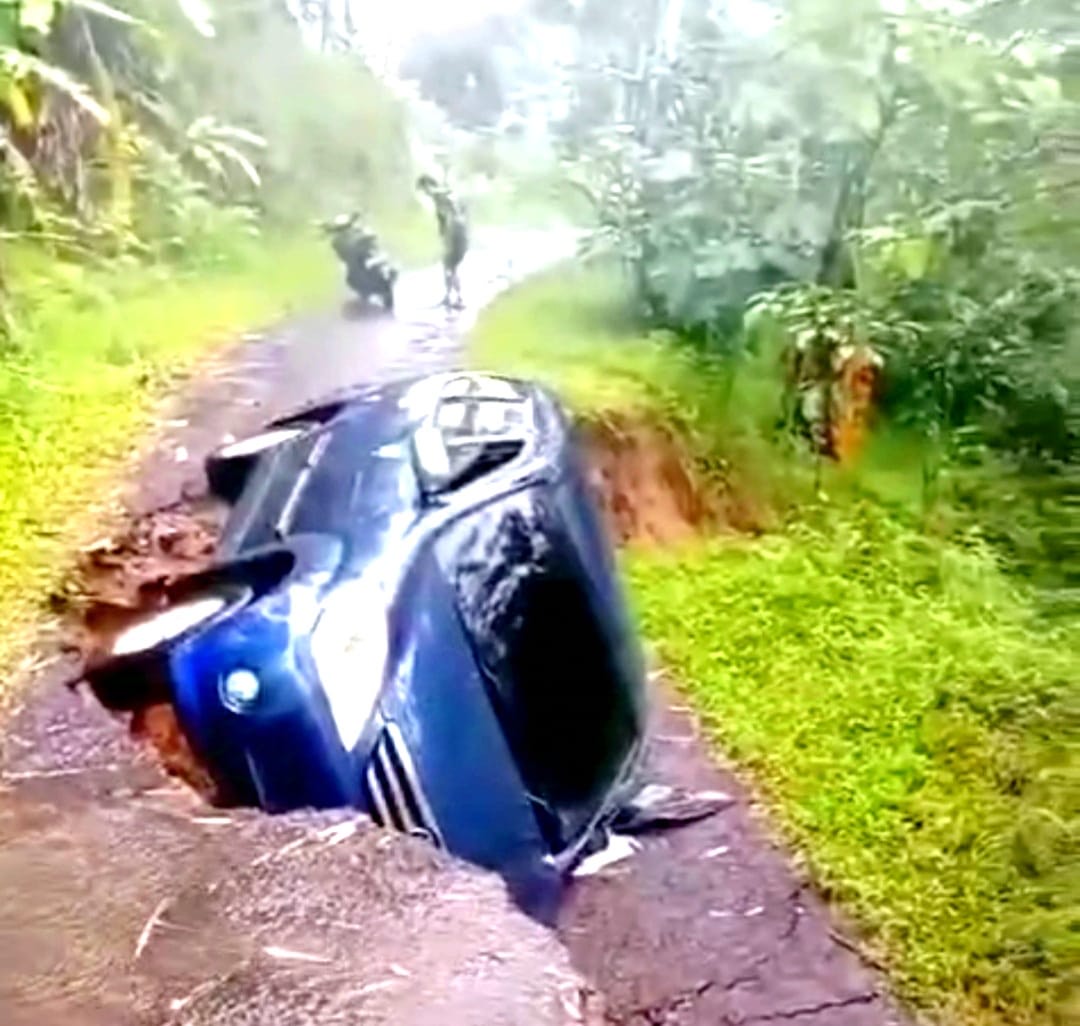 Jalan Amblas di Cibinong Cianjur, Mobil Terguling, Penumpang Luka-luka