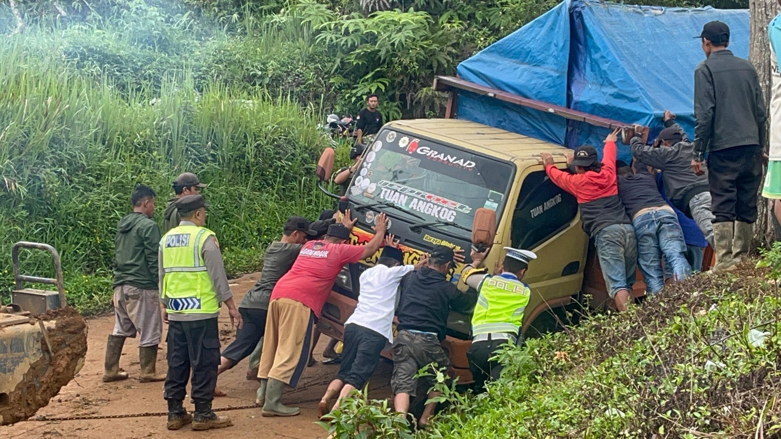 Jalan Cianjur-Sindangbarang mulai terbuka setelah longsor. Polisi terapkan sistem buka-tutup untuk kelancaran arus kendaraan.