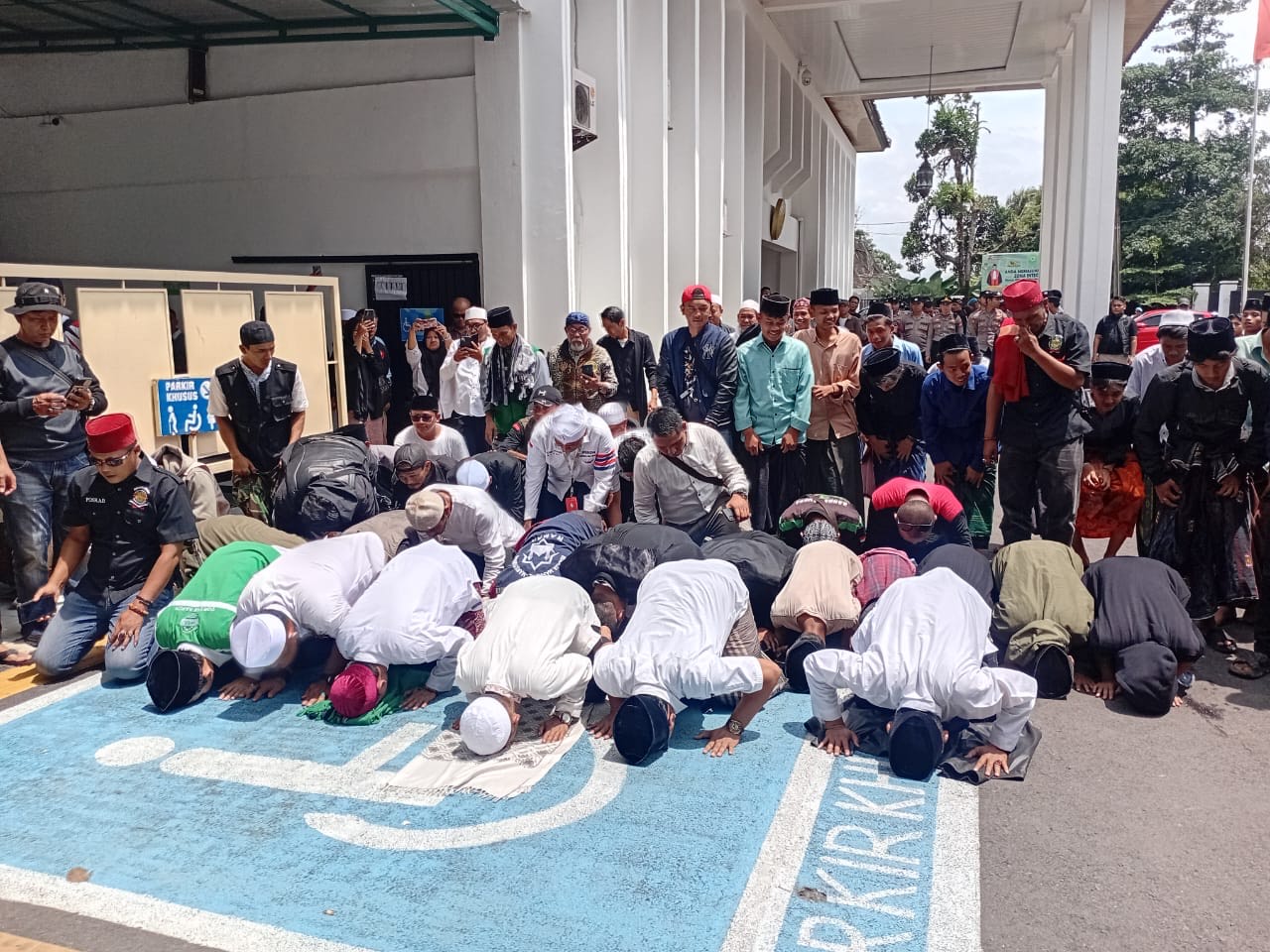 Kasus Ustadz Cecep di Cianjur menarik perhatian publik. Vonis ringan, tapi keluarga kecewa. Apakah ini kriminalisasi ulama?