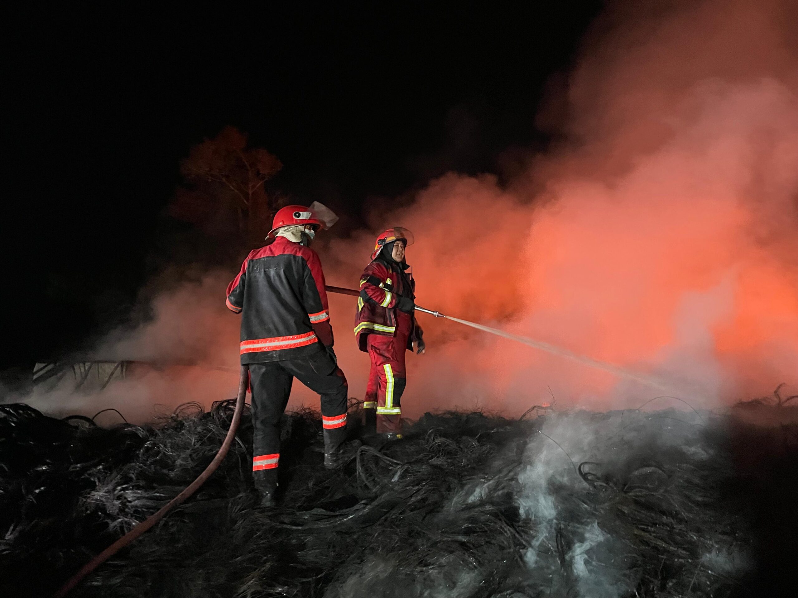 Kebakaran hebat di gudang ban Cianjur melalap 6 kandang ayam. Ribuan ayam hangus dan kerugian mencapai Rp1 miliar.