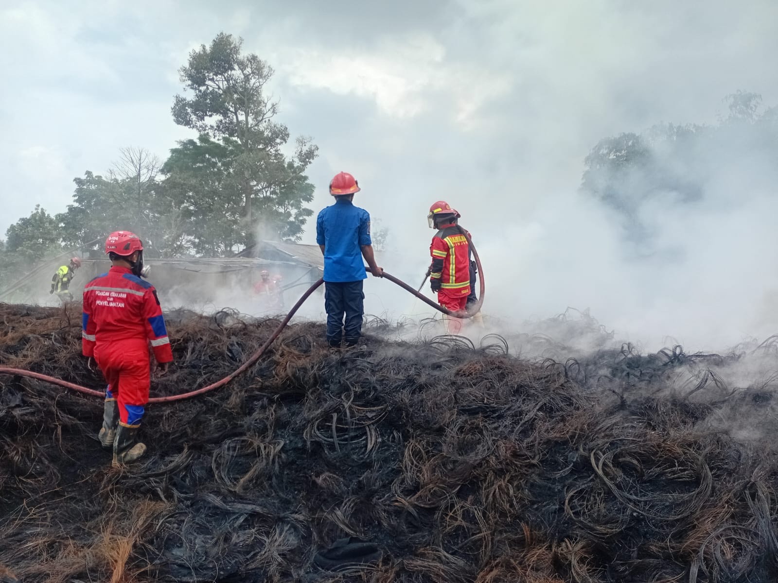 Kebakaran tumpukan ban di Citespong, Cianjur masih berlangsung. Asap tebal dan api belum padam, petugas gunakan alat berat untuk pemadaman.