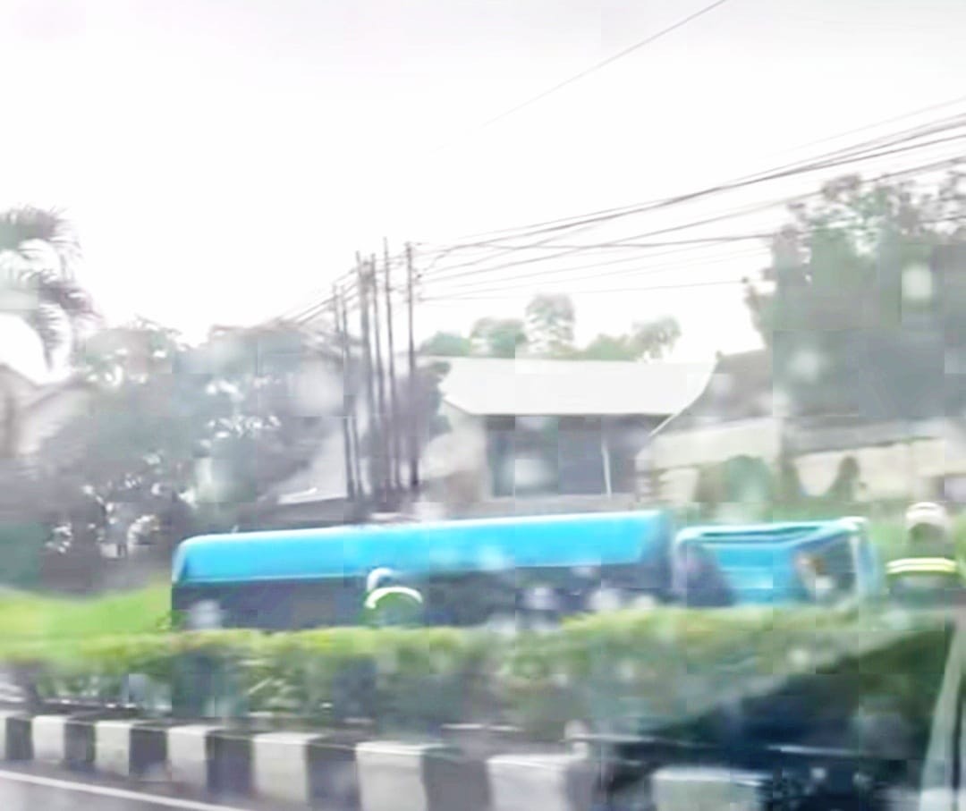 Kecelakaan truk tangki terguling di Jalan KH Abdullah Bin Nuh, Cianjur, diduga akibat sopir mengantuk. Tidak ada korban jiwa, kerugian mencapai Rp3 juta.