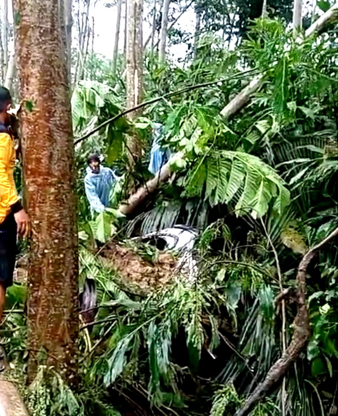 Longsor Terjang Kampung Ciparaja Cibinong, Mobil Tertimbun Namun Pengemudi Selamat