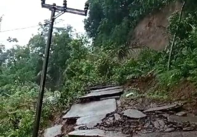 PLN UP3 Cianjur bergerak cepat untuk mengatasi gangguan listrik akibat tanah longsor yang terjadi di Cianjur selatan, Senin (4/12/2024).