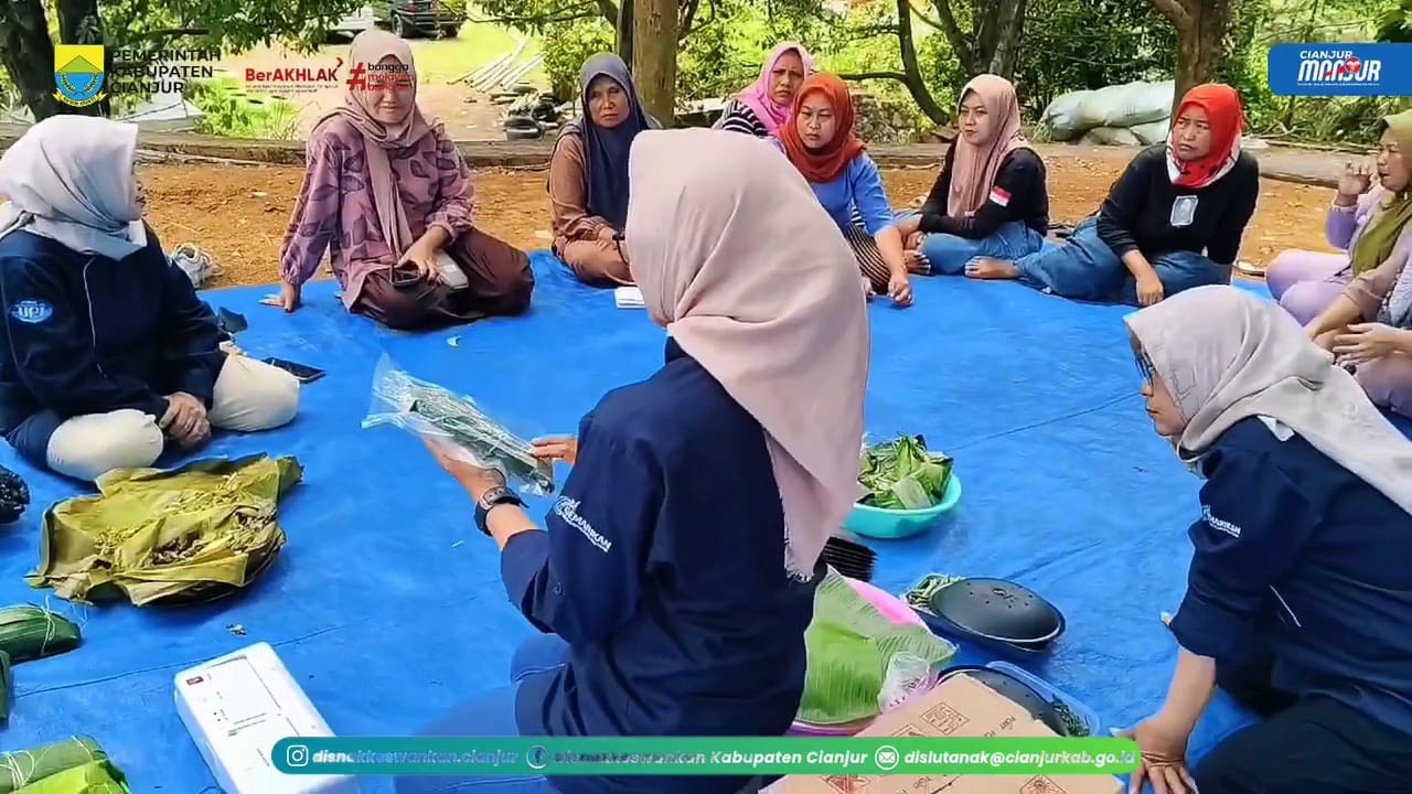 Pelatihan pengolahan ikan dari DPKHP Cianjur bantu warga Desa Sukamanah tingkatkan kesejahteraan keluarga melalui program P2WKSS.