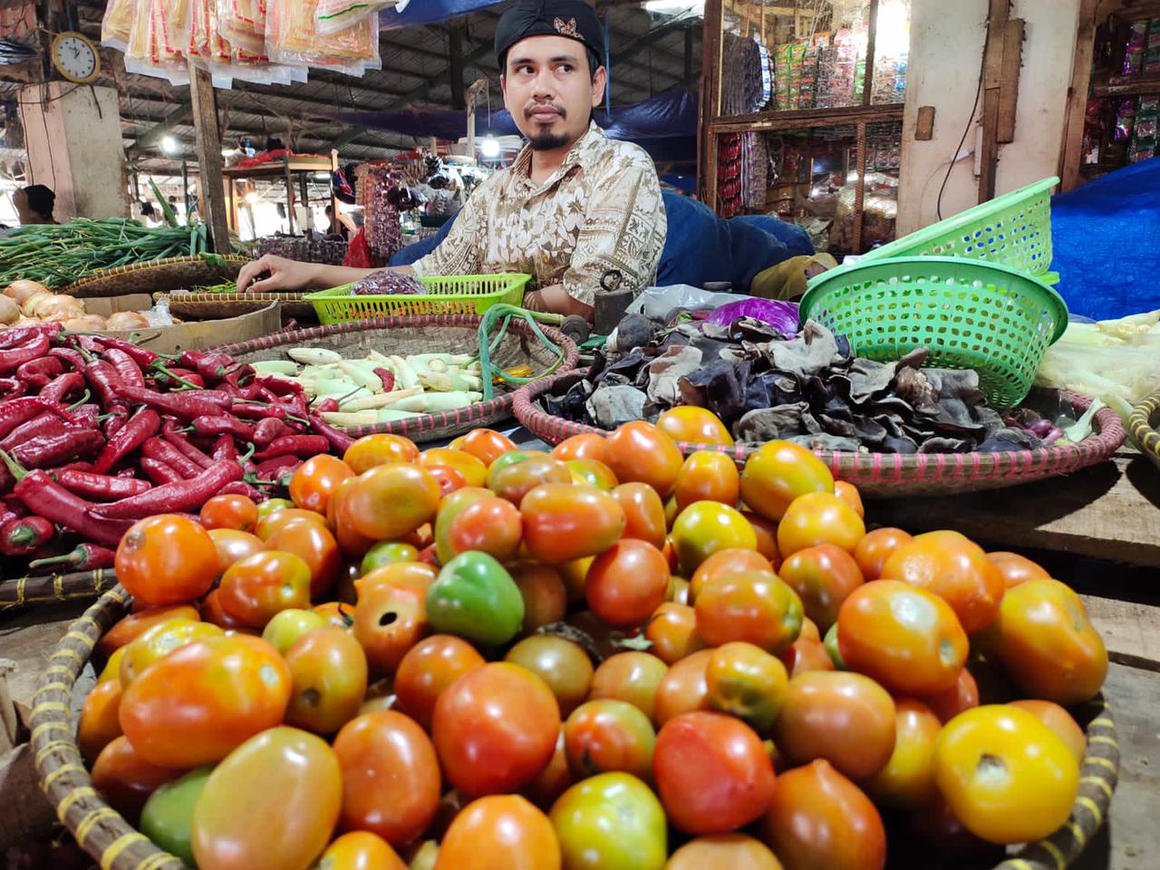 Pemkab Cianjur berencana melakukan revitalisasi Pasar Induk Cianjur untuk meningkatkan perekonomian, dengan penataan blok penjualan daging dan sayur agar lebih bersih dan nyaman bagi pembeli serta penjual.