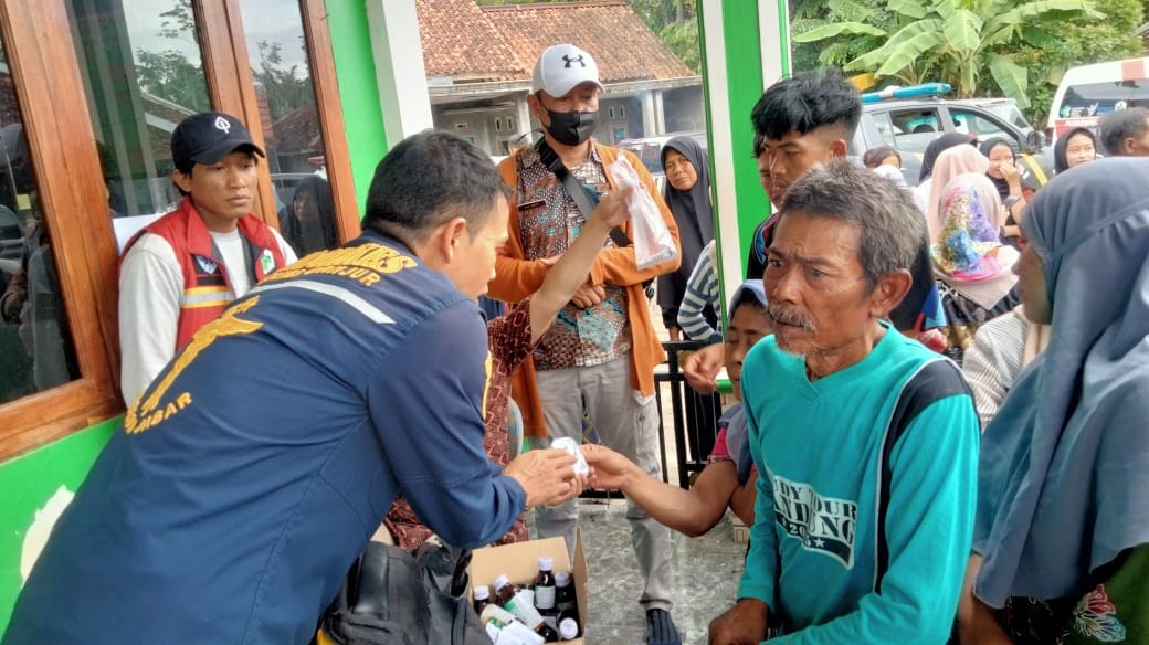 Polres Cianjur gelar bakti kesehatan untuk korban banjir dan longsor di Agrabinta, Cianjur Selatan. Pemeriksaan kesehatan dan pemberian obat bagi 98 warga terdampak berlangsung aman dan terkendali.