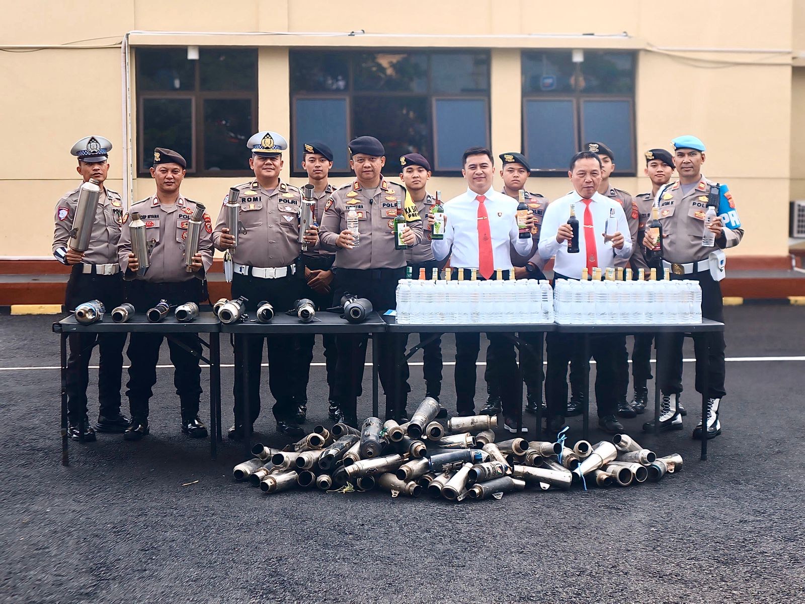 Polres Cianjur berhasil amankan ratusan knalpot tidak standar dan minuman keras ilegal.