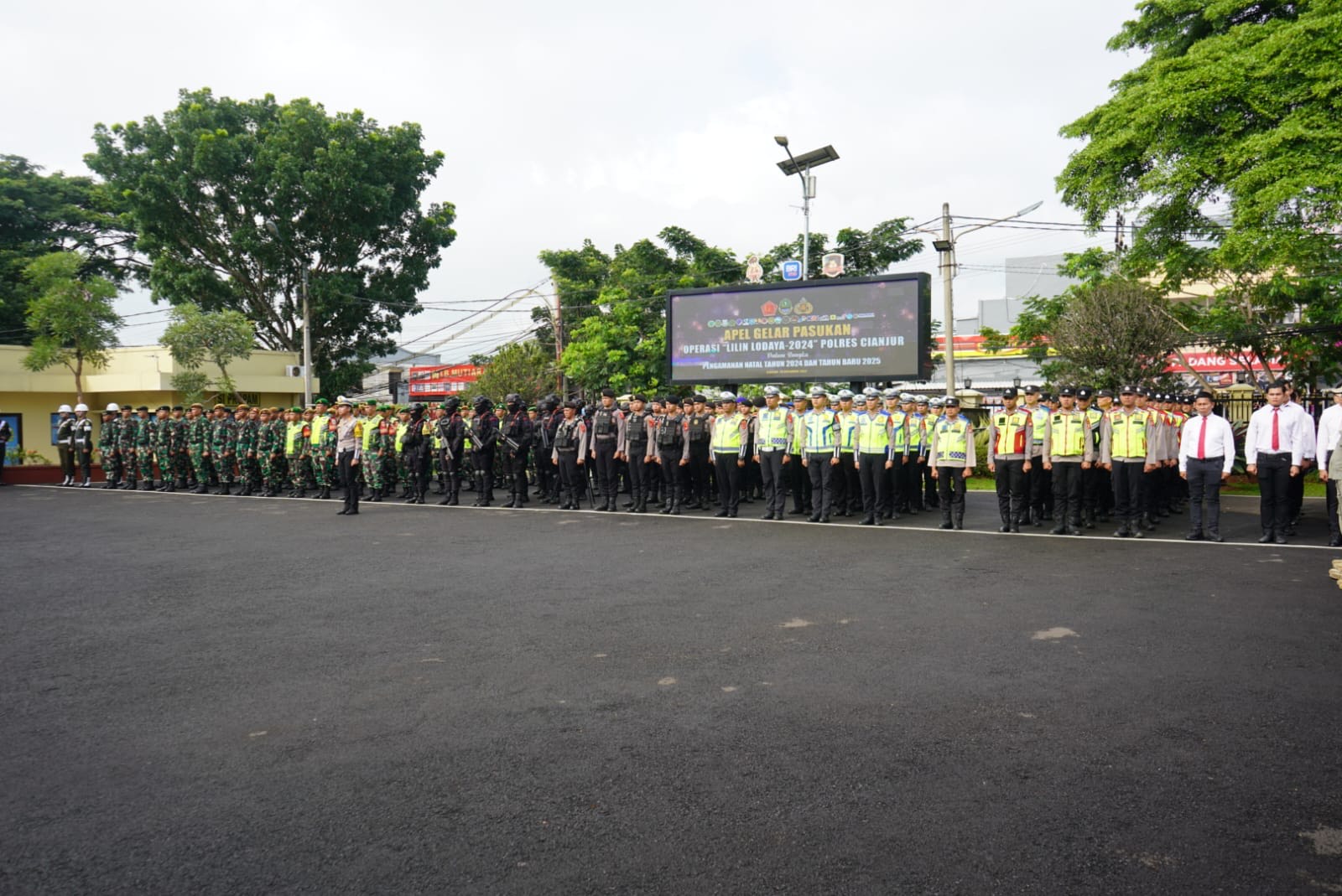 Polres Cianjur memastikan keamanan gereja selama perayaan Natal 2024 dan Tahun Baru 2025 melalui Operasi Lilin Lodaya 2024 dengan ratusan personel gabungan di lapangan.