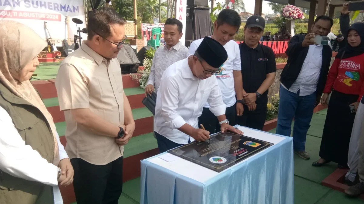 Program Desa Manjur di Kecamatan Takokak percepat pelayanan masyarakat. Bupati Cianjur hadir berikan bantuan dan solusi pembangunan.