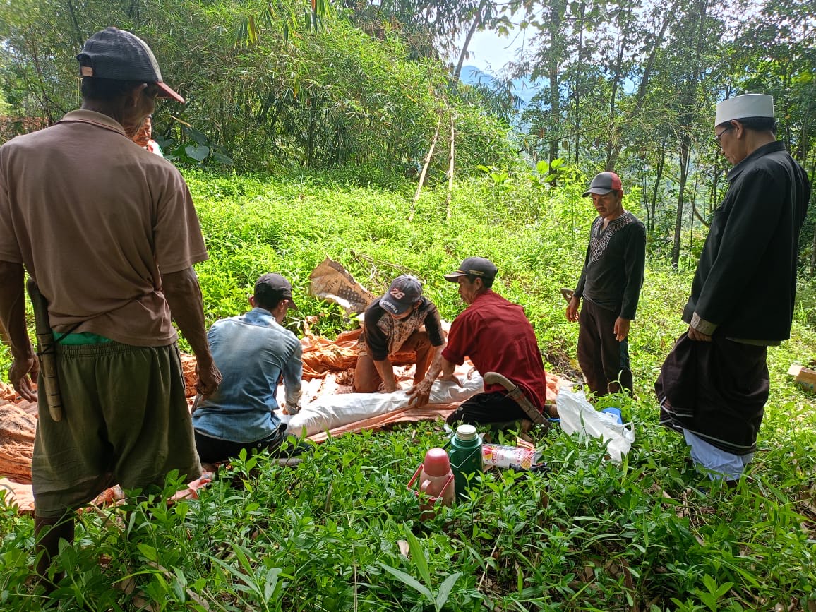 Puluhan makam di Desa Situhiang, Cianjur, dipindahkan akibat longsor yang mengancam area pemakaman. Seluruh makam kini berada di lokasi yang lebih aman.