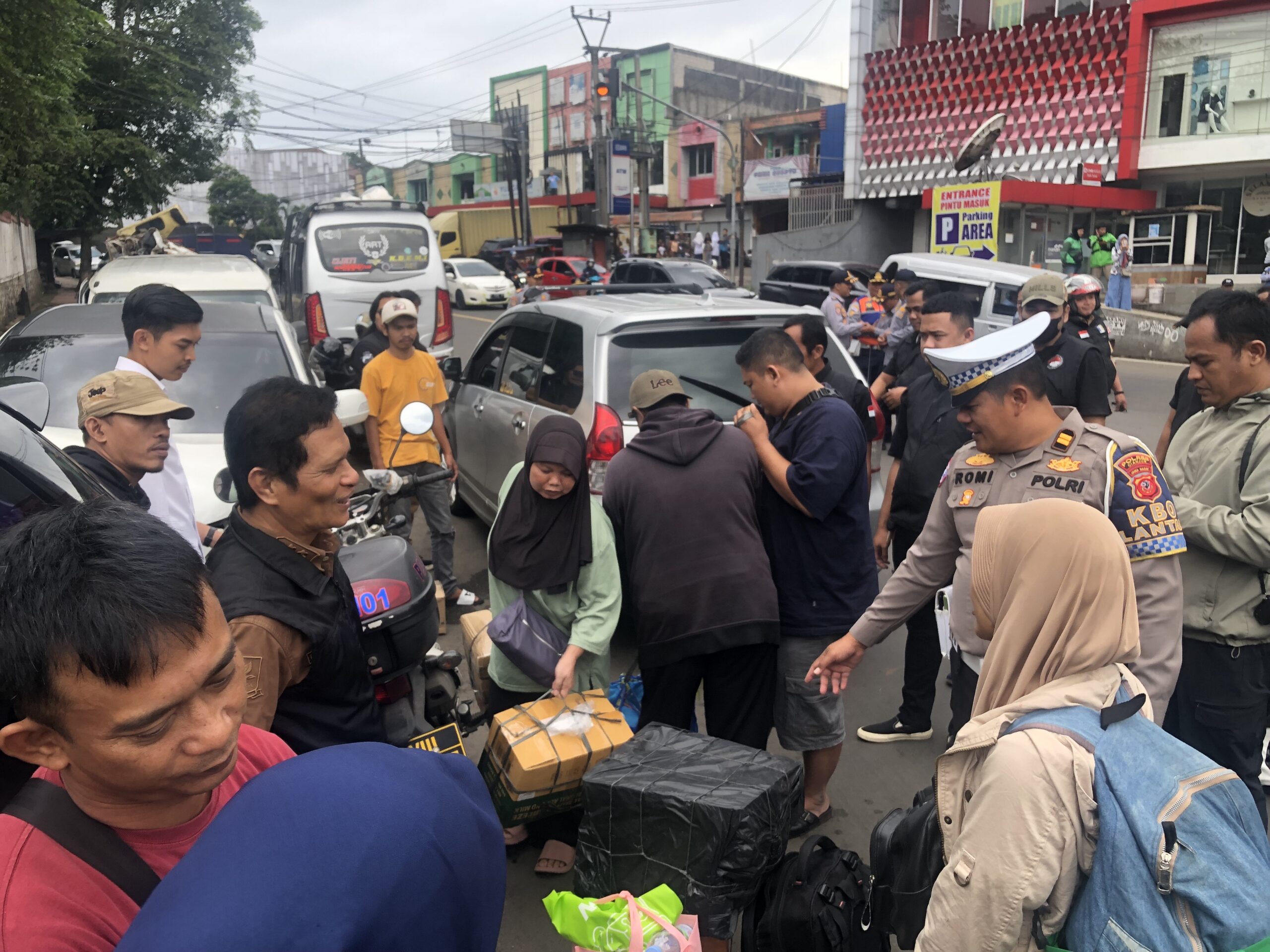 Razia travel ilegal di Cianjur menemukan pelanggaran kapasitas penumpang. Penumpang mengaku lebih nyaman dibandingkan angkutan umum.