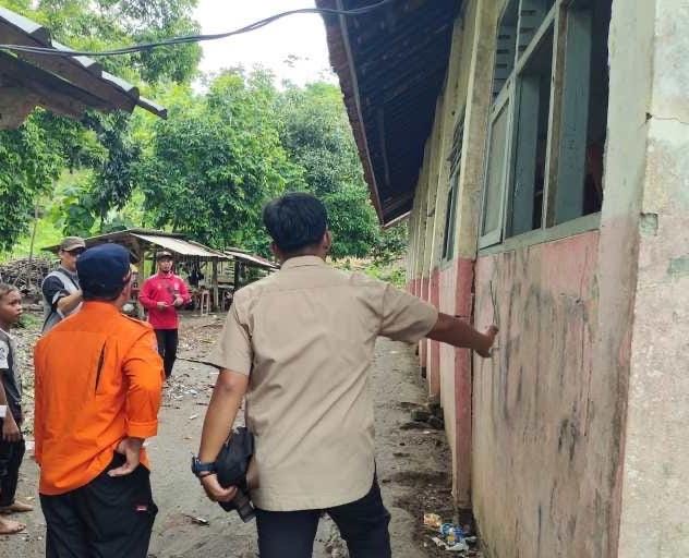 Sebanyak 48 sekolah di Cianjur Selatan rusak akibat banjir dan pergerakan tanah. Salah satu sekolah bahkan harus direlokasi. Pemda Cianjur berkomitmen melakukan perbaikan demi kelancaran pendidikan.