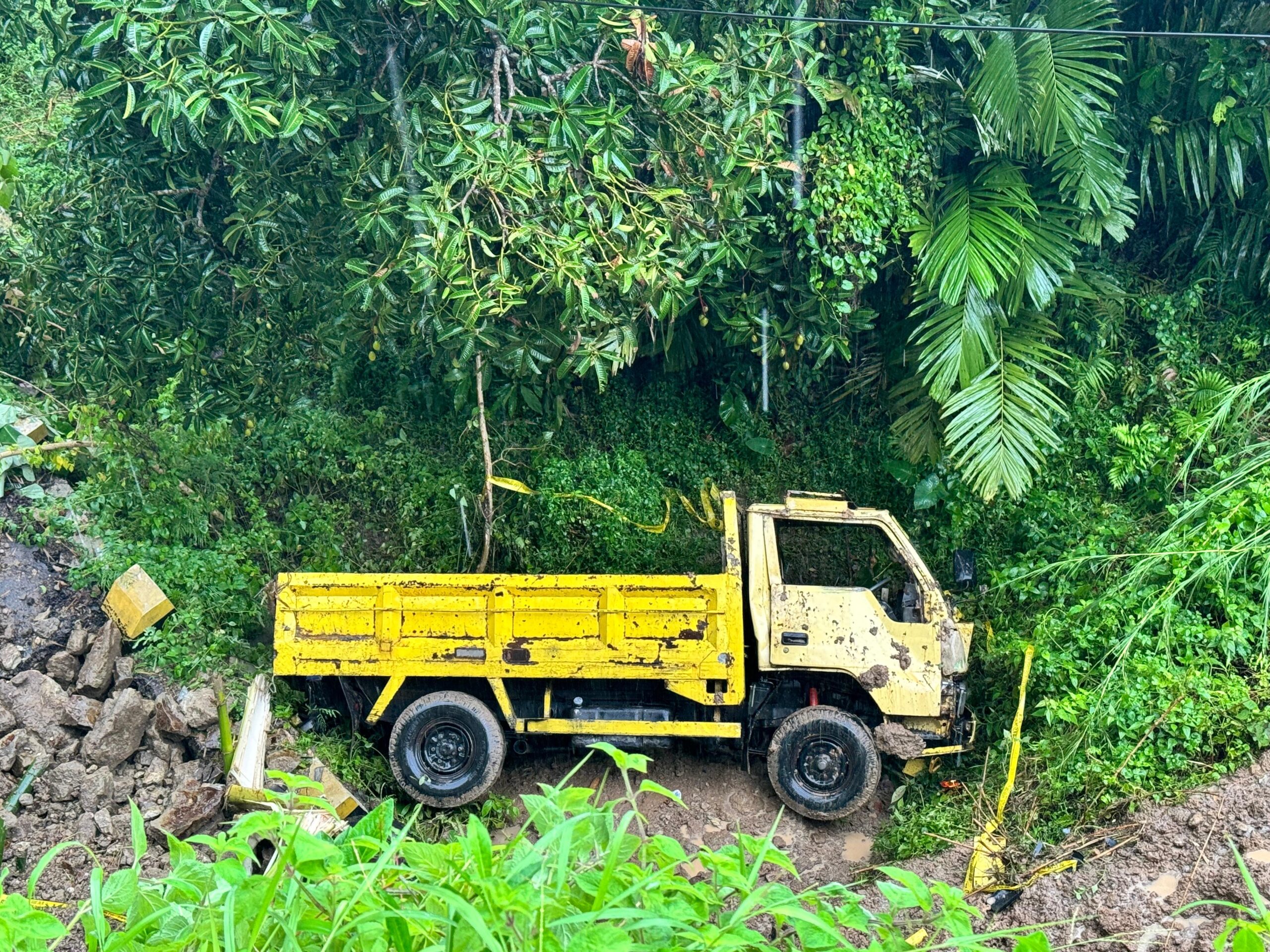 Truk tergelincir dan jatuh ke jurang 30 meter di Tanggeung, Cianjur Selatan. Sopir selamat dan telah dievakuasi. Pengendara diminta waspada saat melintas.