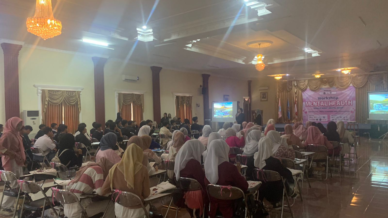 Universitas Putra Indonesia (Unpi) mengadakan seminar mental health dengan tema edukatif. Acara ini diikuti oleh 83 siswa dari 19 SMA dan SMK di Cianjur.