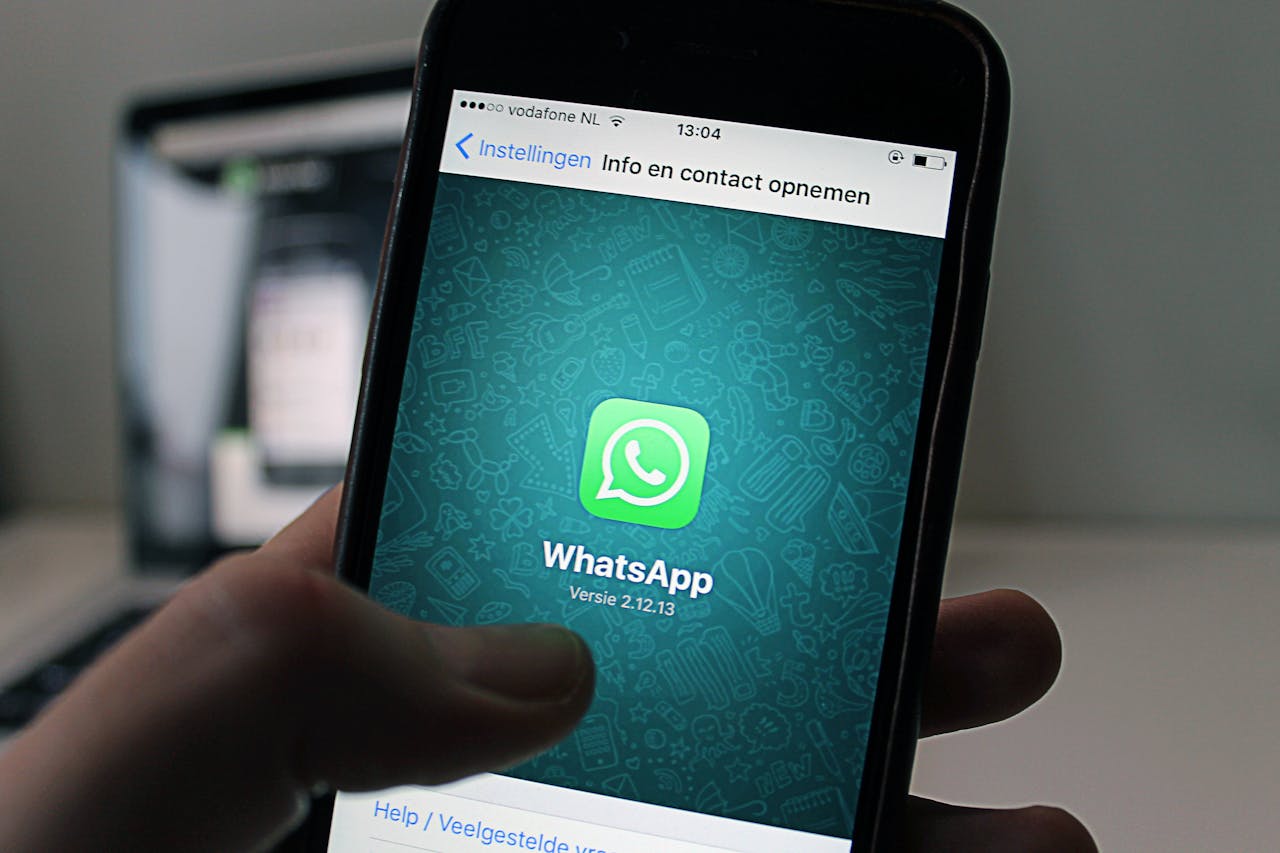 WhatsApp menghentikan dukungan untuk sejumlah ponsel lawas mulai Januari 2025. Temukan daftar ponsel yang tidak dapat lagi menggunakan WhatsApp dan pentingnya pembaruan perangkat.