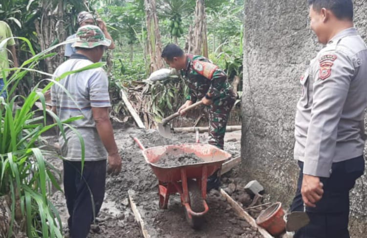 Babinsa Serda Alber Suhermi dari Koramil 0608-05/Cugenang Cianjur melaksanakan karya bakti di Desa Padaluyu dengan semangat kepedulian.