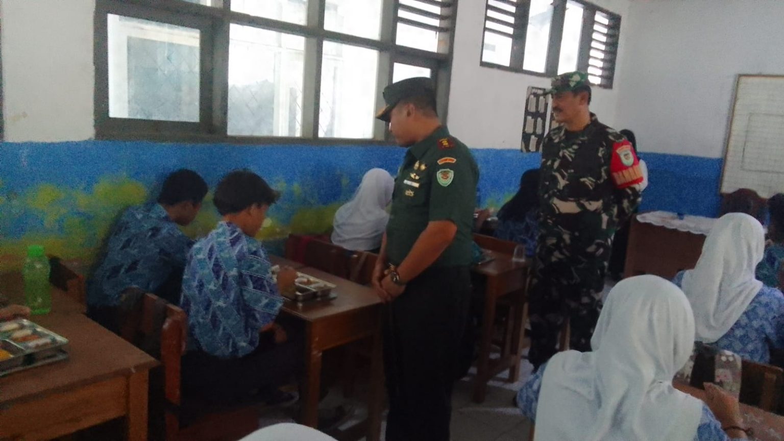 Dandim 0608 Cianjur, Letkol Kav Yerry Bagus Merdiyanto, memantau langsung Program Makan Bergizi Gratis di Cianjur.