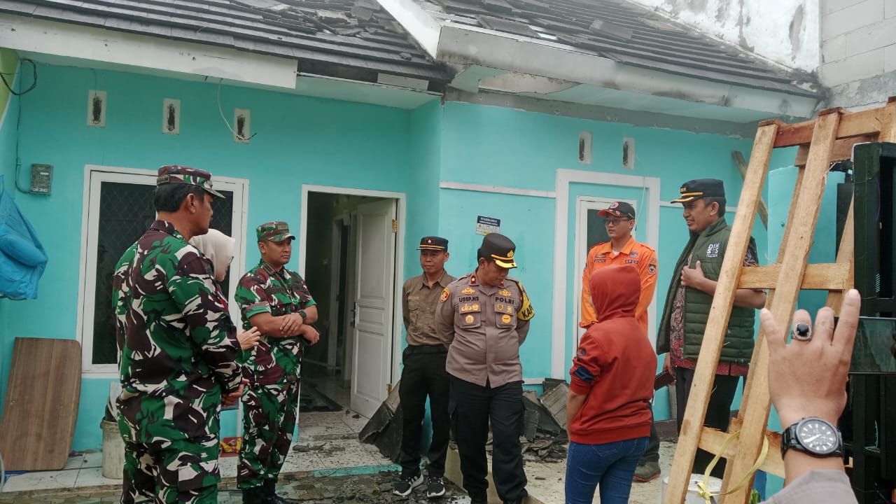 Dandim 0608 Cianjur Tinjau Warga Terdampak Angin Puting Beliung di Desa Gekbrong