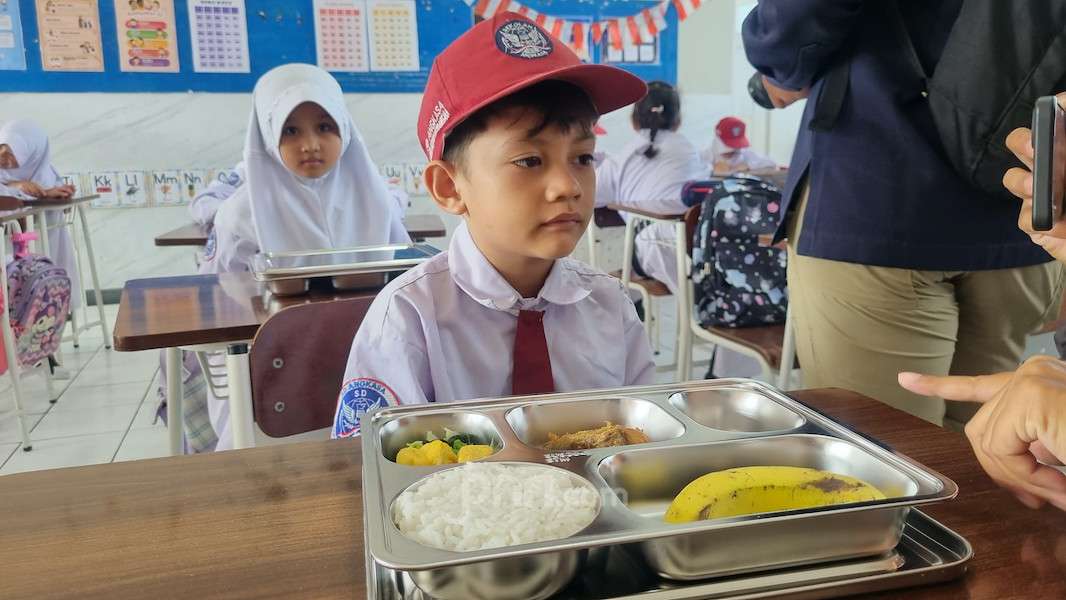 Pemerintah akan mengevaluasi program Makan Bergizi Gratis akhir bulan ini. Evaluasi dilakukan untuk memastikan penerimaan menu oleh siswa.