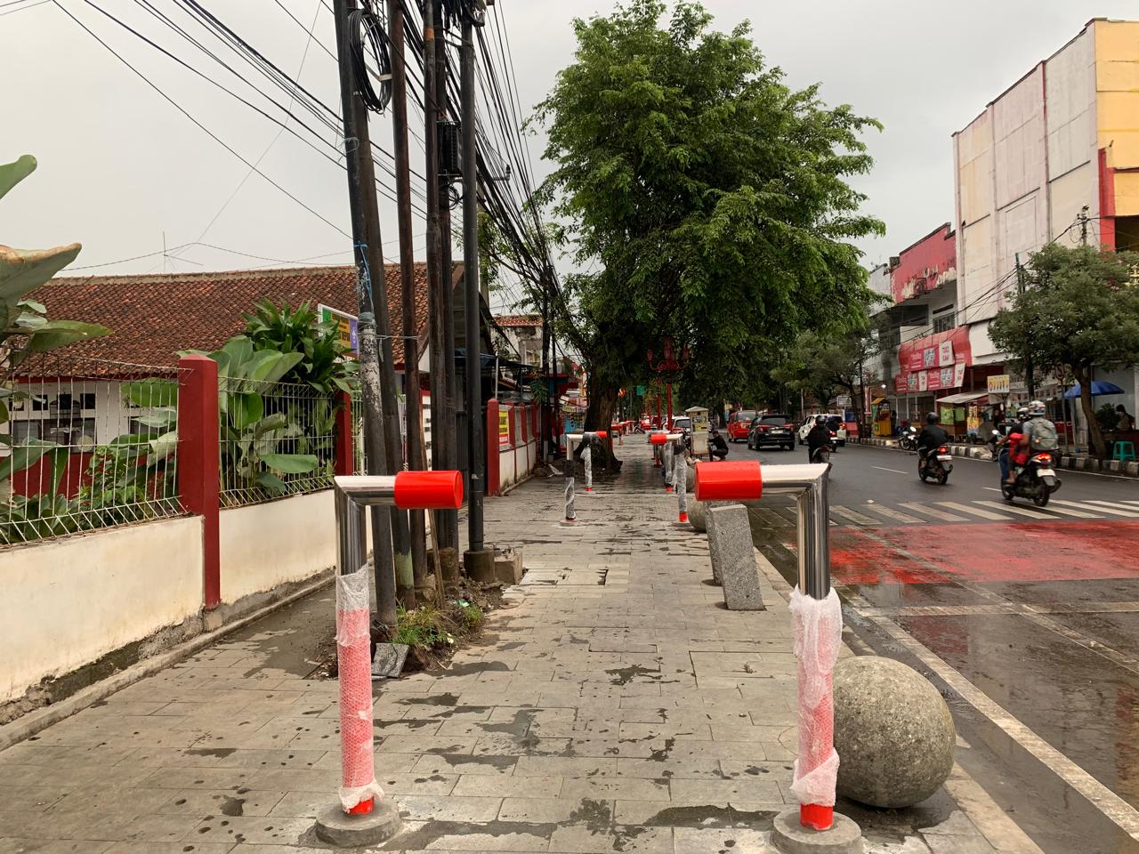 Proyek Penataan Trotoar di Jalan Siliwangi Cianjur Disoal, Warga: Tiang Pembatas di Tengah Buat Apa?