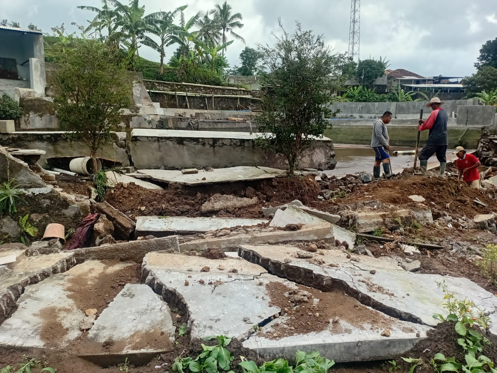 Kolam Renang Cirumput Tumbang, Puluhan Juta Melayang