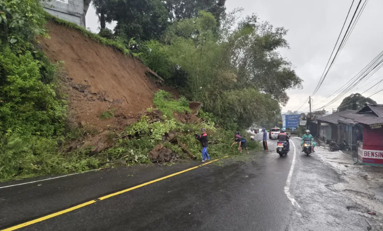 Tebing di Ciloto Ambrol, Tutupi Badan Jalan Raya Cipanas-Puncak Cianjur