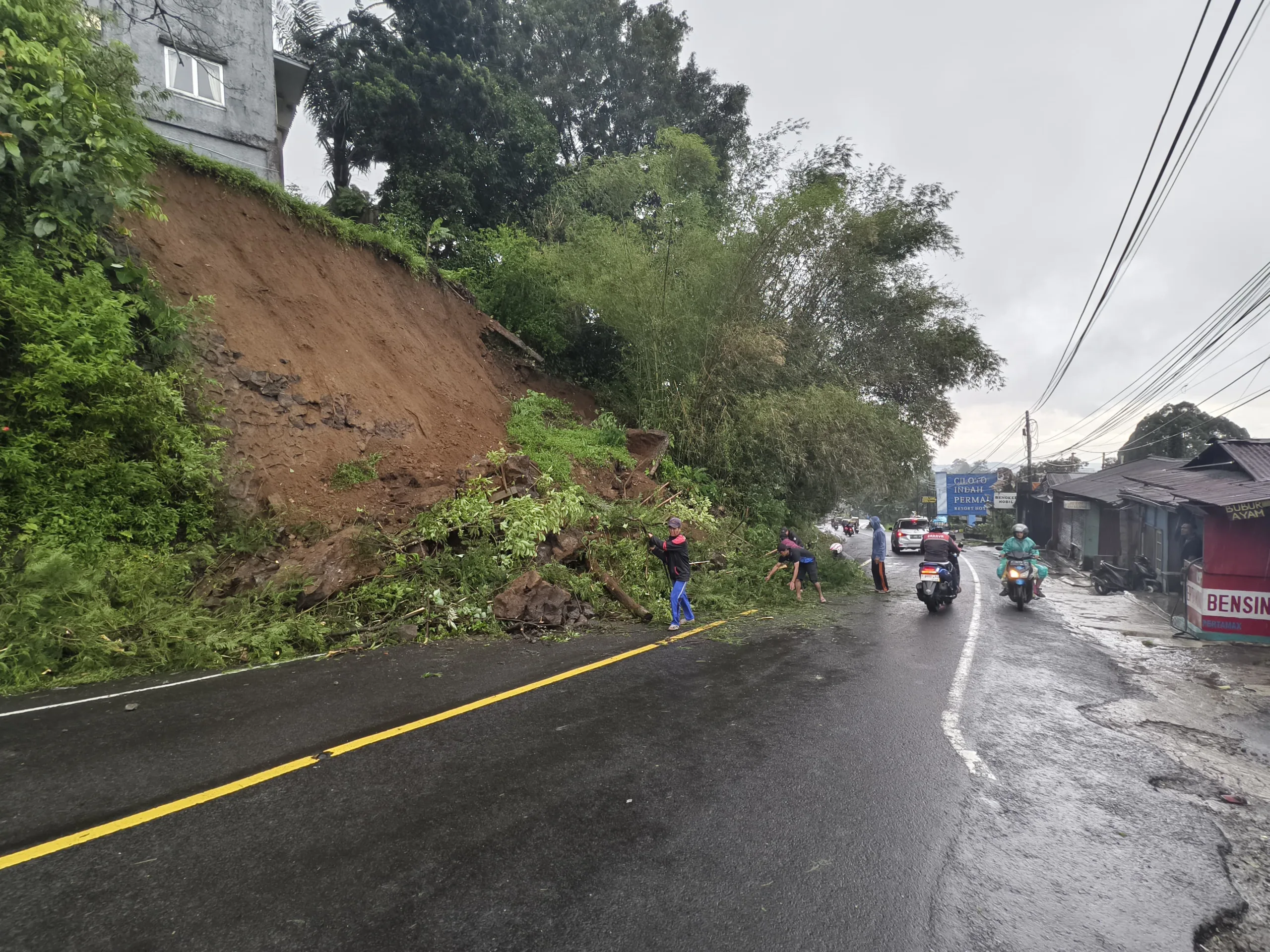 Tebing di Ciloto Ambrol, Tutupi Badan Jalan Raya Cipanas-Puncak Cianjur