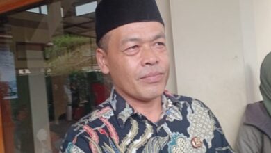 Disdikpora Cianjur melarang sekolah menahan ijazah siswa. Jika melanggar, sanksi tegas menanti, termasuk pencabutan izin operasional.