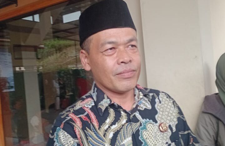 Disdikpora Cianjur melarang sekolah menahan ijazah siswa. Jika melanggar, sanksi tegas menanti, termasuk pencabutan izin operasional.