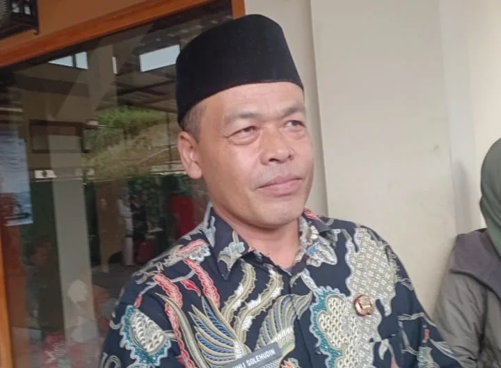 Disdikpora Cianjur melarang sekolah menahan ijazah siswa. Jika melanggar, sanksi tegas menanti, termasuk pencabutan izin operasional.