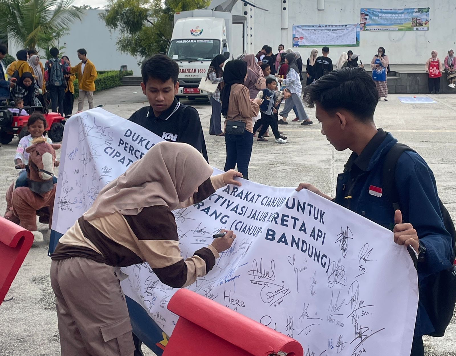 Kampanye Power To Youth di Cianjur menyatukan pemuda melalui kegiatan kreatif dan kolaborasi untuk masa depan yang lebih baik.