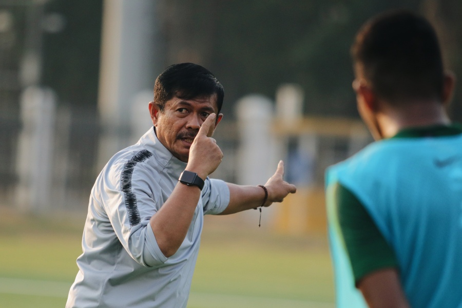 Pelatih Timnas U-20 Indra Sjafri berbincang dengan Patrick Kluivert di Stadion Madya. Diskusi ini membahas prestasi Garuda Nusantara.