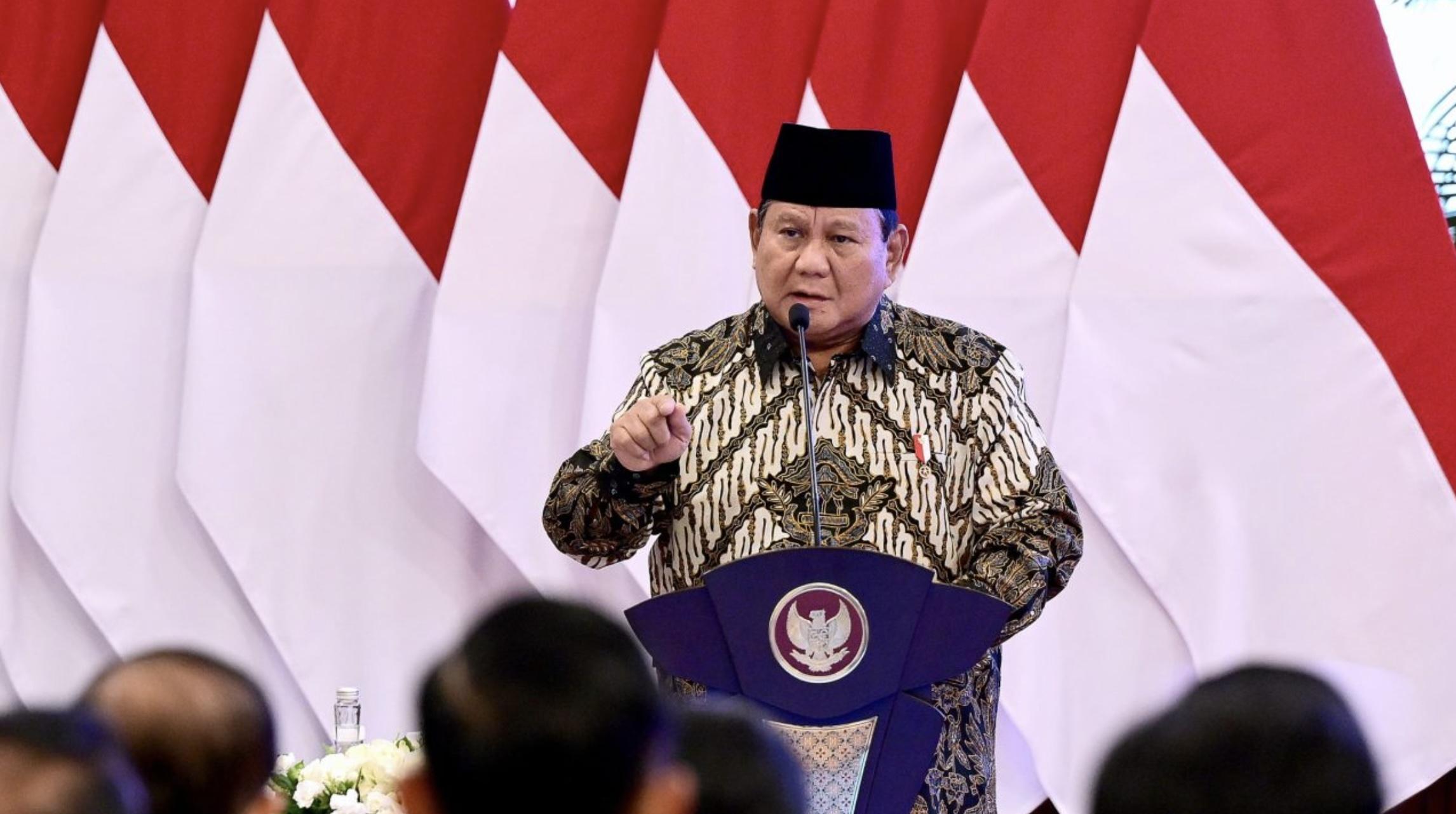 Pemerintah Indonesia memutuskan untuk menghentikan impor beras, jagung, garam, dan gula konsumsi pada 2025, dengan target swasembada pangan.