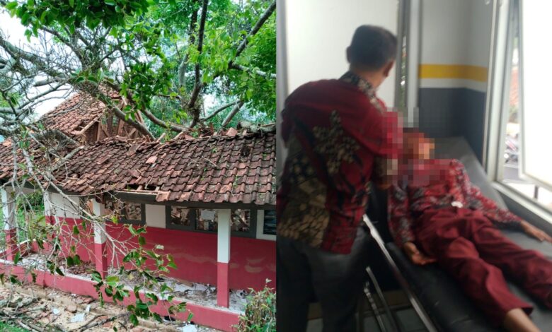 Pohon beringin tumbang menimpa ruang kelas IV SDN Sukasari, Cianjur. Enam siswa terluka, proses belajar mengajar sempat terhenti.