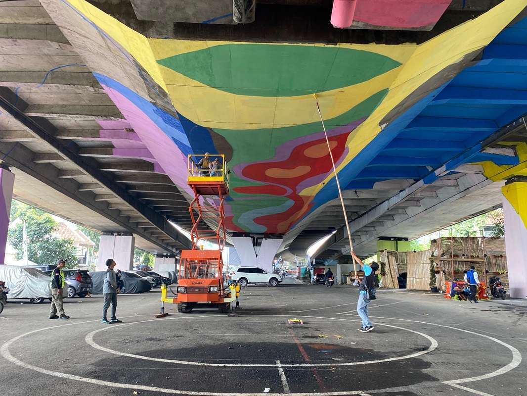 Proyek mural di kolong Jembatan Pasupati, Bandung, bakal jadi yang terpanjang di Indonesia