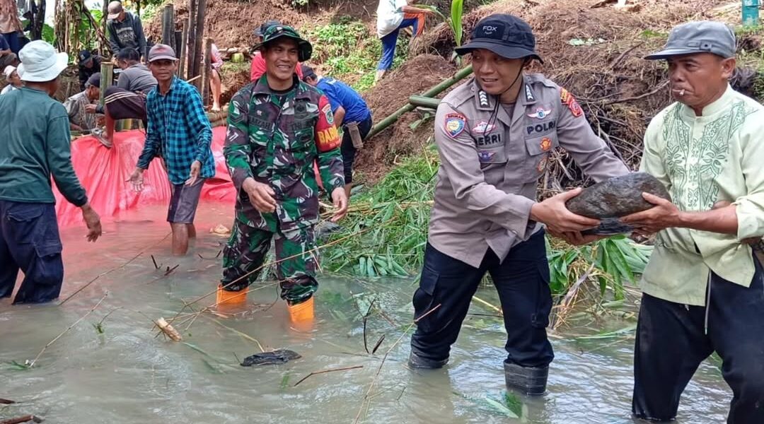 TNI-Polri bersama warga Desa Sukaraharja, Kadupandak, Cianjur, melaksanakan Karya Bakti untuk memperbaiki irigasi dan fasilitas umum.