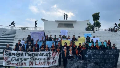 Aliansi Mapala Cianjur menggelar aksi pungut sampah di Alun-alun Cianjur pada 22 Februari 2025.