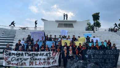 Aliansi Mapala Cianjur menggelar aksi pungut sampah di Alun-alun Cianjur pada 22 Februari 2025.