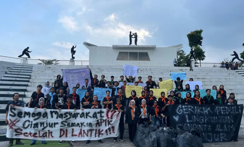 Aliansi Mapala Cianjur menggelar aksi pungut sampah di Alun-alun Cianjur pada 22 Februari 2025.