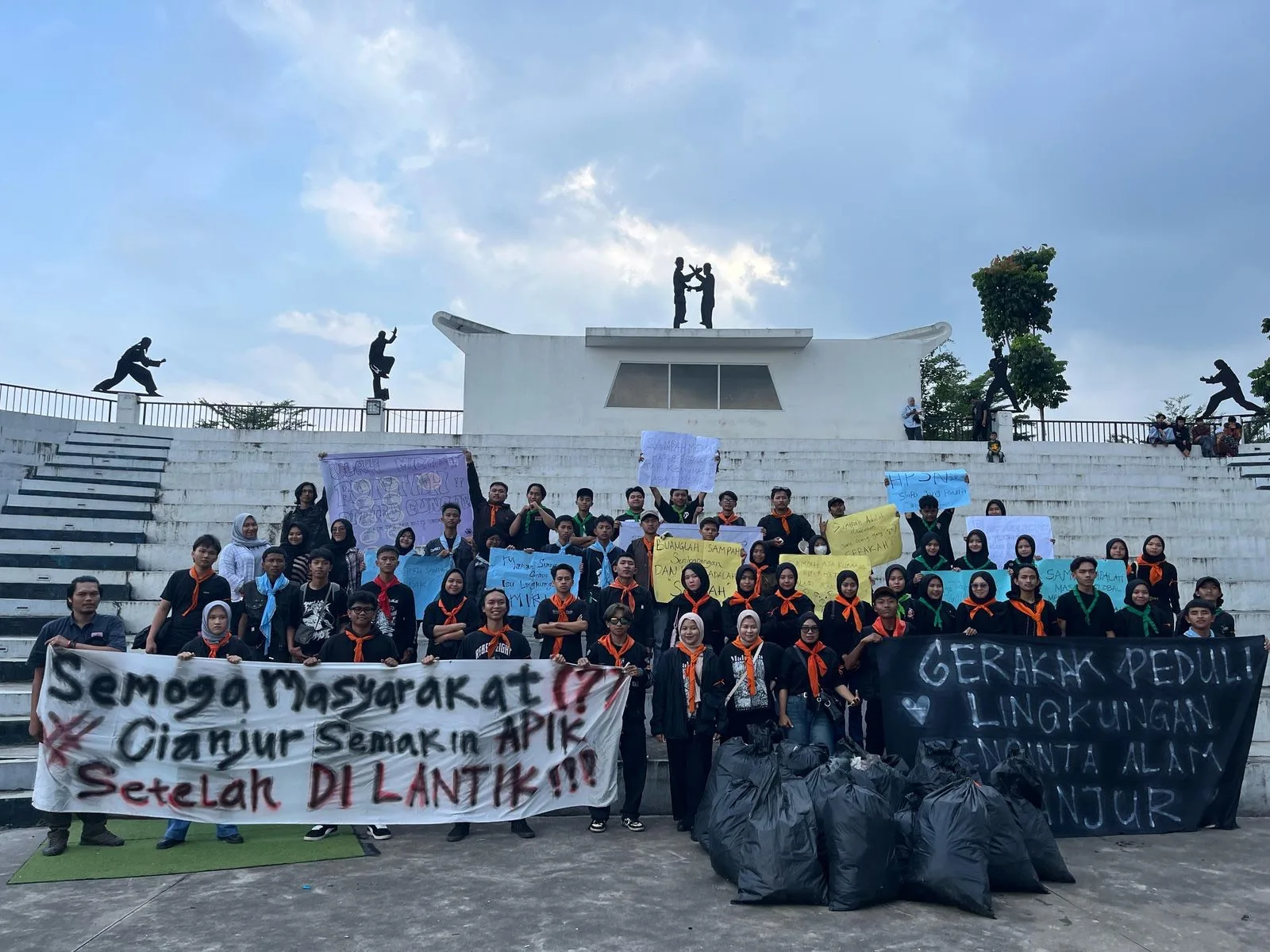 Aliansi Mapala Cianjur menggelar aksi pungut sampah di Alun-alun Cianjur pada 22 Februari 2025.