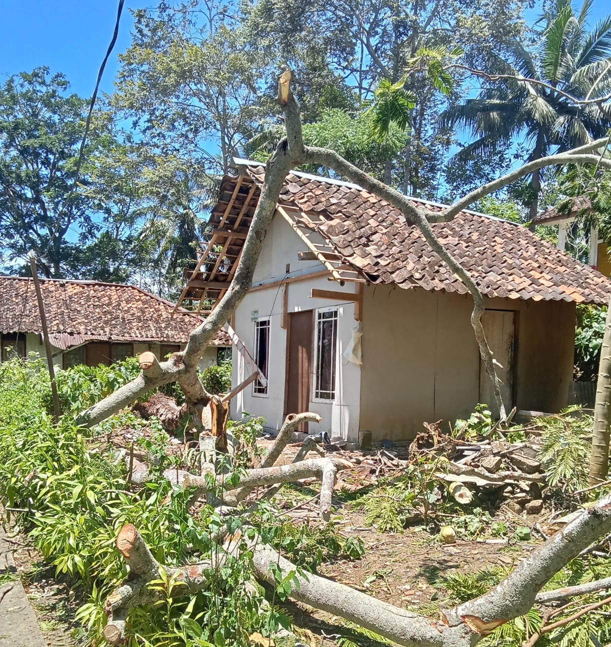 Angin kencang di Sindangbarang, Cianjur, merusak fasilitas wisata dan rumah warga.