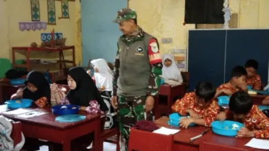 Babinsa Sukamanah Serka Maryono mengawasi program makan bergizi gratis di Cugenang untuk memastikan kualitas gizi dan kesehatan siswa