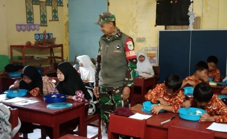 Babinsa Sukamanah Serka Maryono mengawasi program makan bergizi gratis di Cugenang untuk memastikan kualitas gizi dan kesehatan siswa