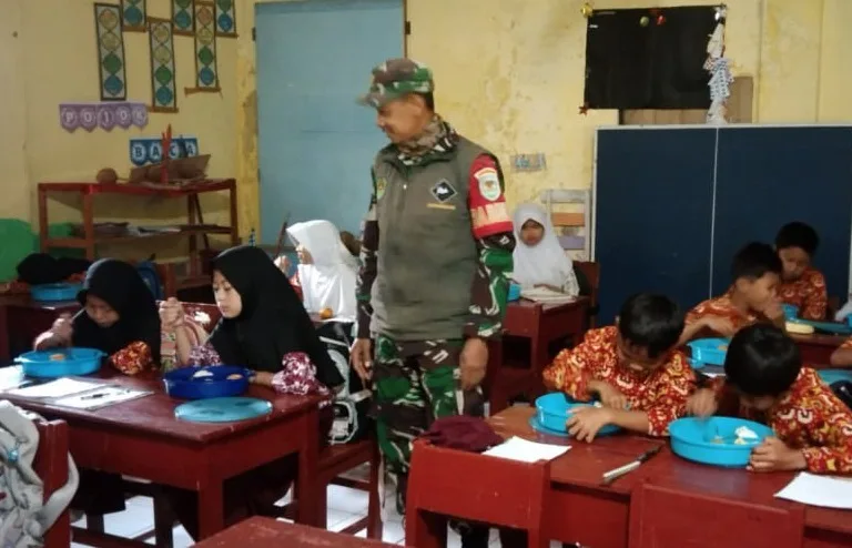 Babinsa Sukamanah Serka Maryono mengawasi program makan bergizi gratis di Cugenang untuk memastikan kualitas gizi dan kesehatan siswa