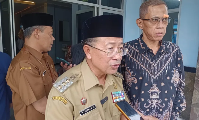 Bupati Cianjur Herman Suherman menegaskan komitmennya untuk tetap membantu masyarakat Cianjur meskipun masa jabatannya segera berakhir.