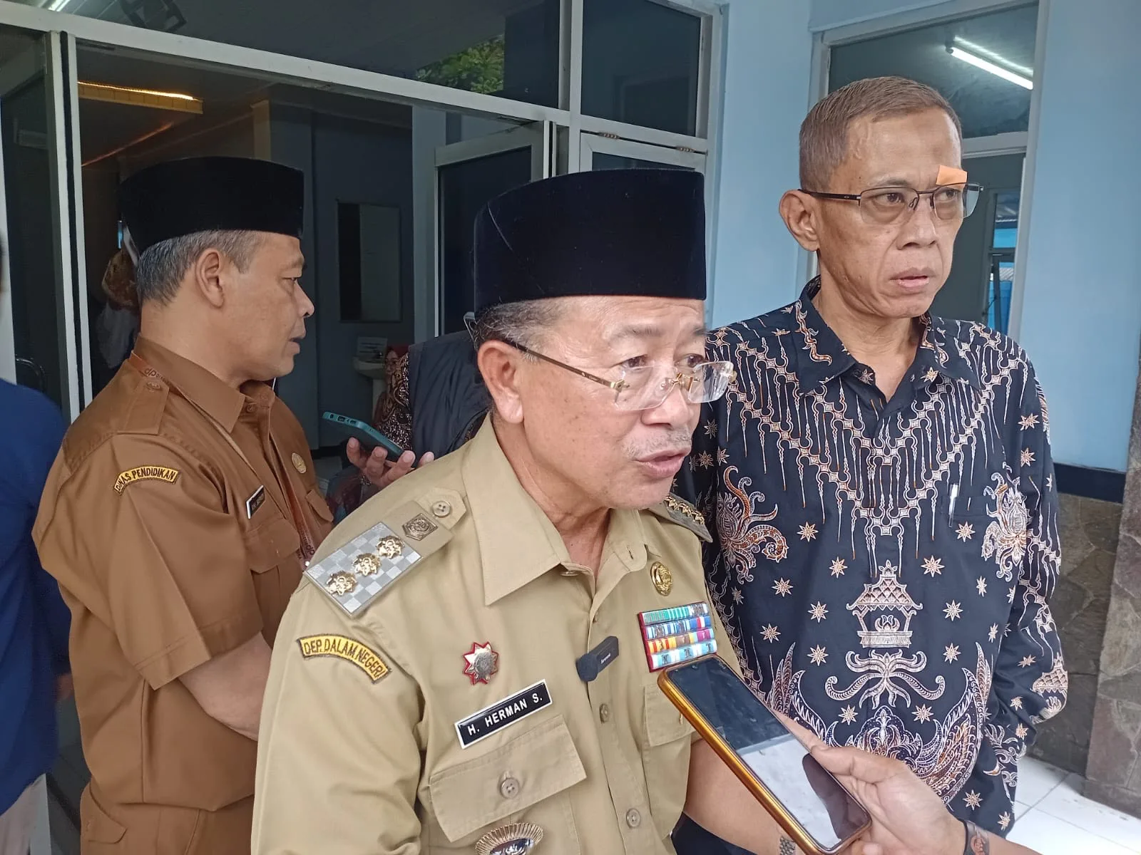 Bupati Cianjur Herman Suherman menegaskan komitmennya untuk tetap membantu masyarakat Cianjur meskipun masa jabatannya segera berakhir.